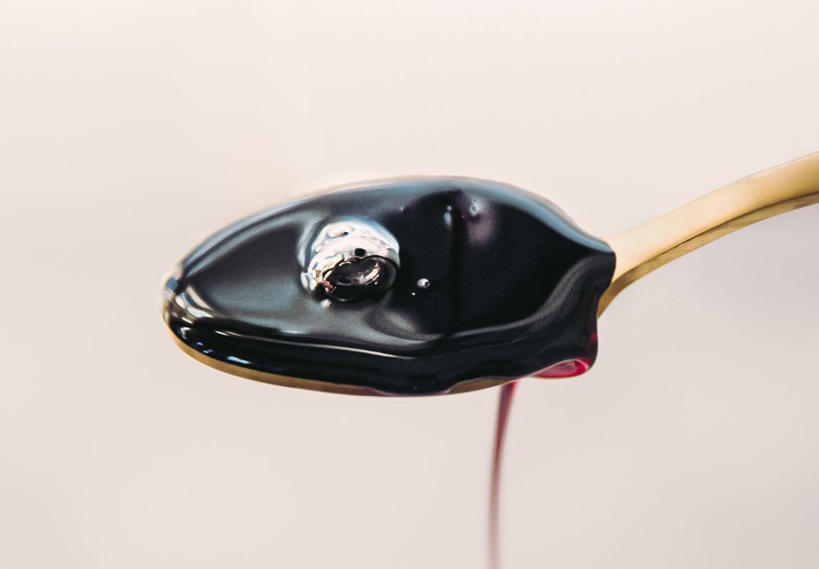How to Use Sloes 3 Ways – Sloe Syrup, Juice, and Jam #sloes #sloeberries #sloesyrup #sloejam #sloejuice #sloe Juice Jam, Sloe Berries, Berry Tea, Fruit Health Benefits, Fruits And Veggies, Syrup, Home Remedies, Fruits And Vegetables, Home Health Remedies