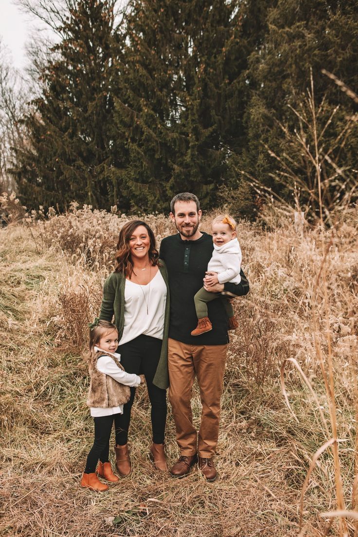 The Mullins met me at The Cincinnati Nature Center in Milford, Ohio for their winter family photos. Family Christmas Pictures Outfits, Fall Family Picture Outfits, Family Photo Colors, Cute Family Photos, Family Holiday Photos, Family Picture Poses, Fall Family Pictures, Winter Pictures, Family Photo Shoots