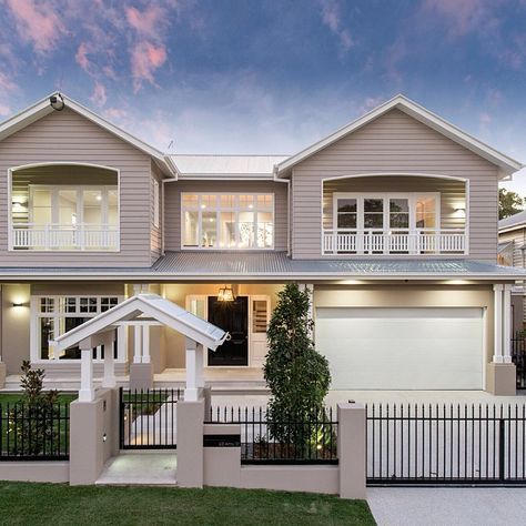 Hamptons Style Build Limebuildinggroup Design Nadine K Drafting Drew Barnyak Photo Scyonwalls Hamptons House Modern Farmhouse Exterior House Exterior