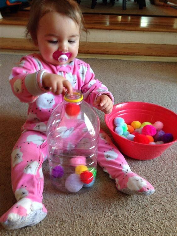 Transferência de objetos. atividades montessorianas, montessori toys, montessori at home, método montessori, atividades para crianças, jogos de aprendizagem. Activities For 1 Year Olds, Baby Learning Activities, Educational Games For Kids, Infant Activities, Preschool Activities, Educational Toys, Indoor Activities, Family Activities, Learning Toys