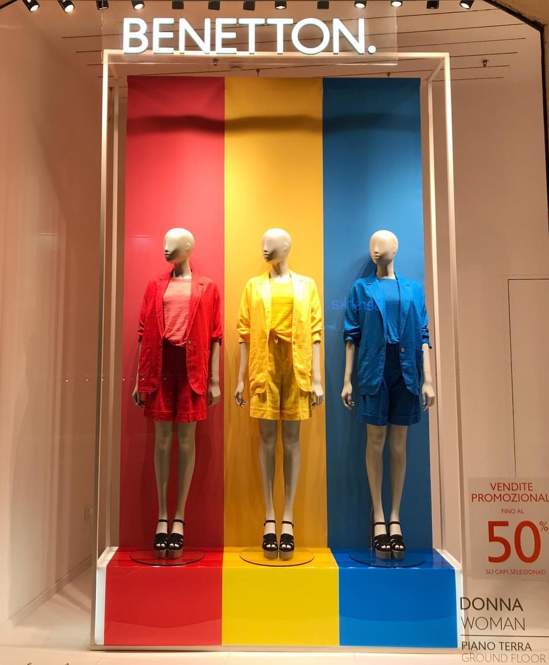 Benetton Verona Centro Verona Italy Put Color In Your Life Phot Visual Merchandising Display Fashion Fashion Window Display Visual Merchandising Fashion