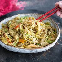 Gebratene Glasnudeln mit Schweinefleisch aus dem Wok