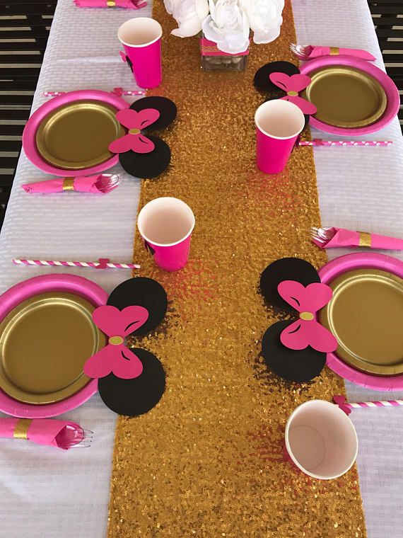 10 Super CUTE Table set Hot pink Minnie Mouse with Bow. Full Set includes: 10 Pink dinner paper plates with ears and bow 10 Gold small paper plates 10 paper cups with Minnie with bow 3D 10 Paper straws with bows. COLORS can be customized to your preferences. PLEASE message me for the Mini Mouse Birthday Party Ideas, Minnie Mouse Birthday Theme, Minnie Mouse Baby Shower, Minnie Party, 2nd Birthday Parties, Minnie Mouse Cake, 29th Birthday, Bday, Decoration Minnie