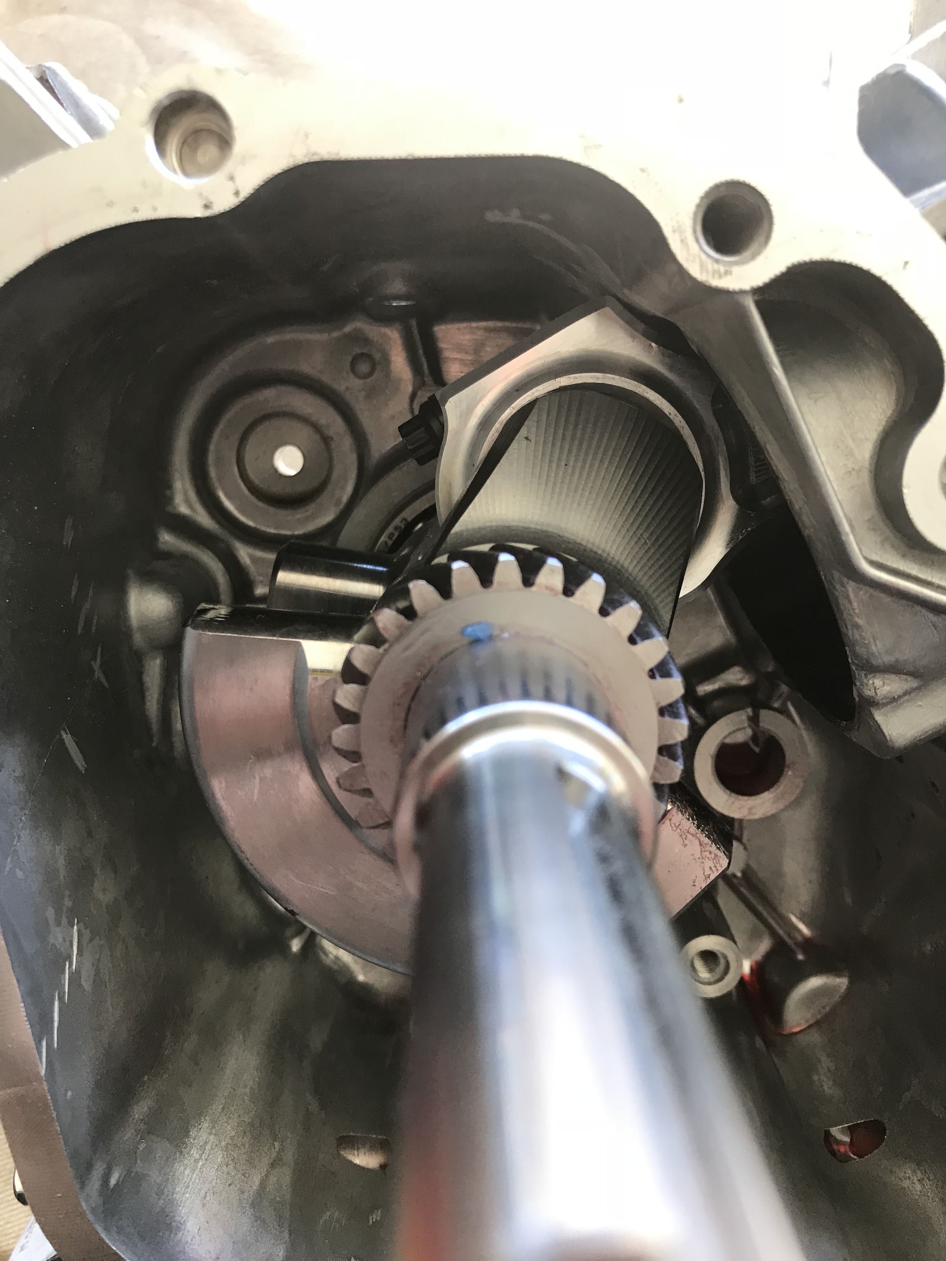 an image of the inside of a vehicle engine with gear on it's side