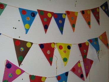 Verjaardag vlaggetjes. Iedereen maakt aan het begin van het jaar een vlaggetje met de datum van zijn/haar verjaardag en deze worden aan een grote lijn gehangen Carnival Themes, Circus Theme, Birthday Flags, Happy Birthday, Flag Crafts, Bunting Flag, Fabric Bunting, School Themes, Christmas Crafts For Kids