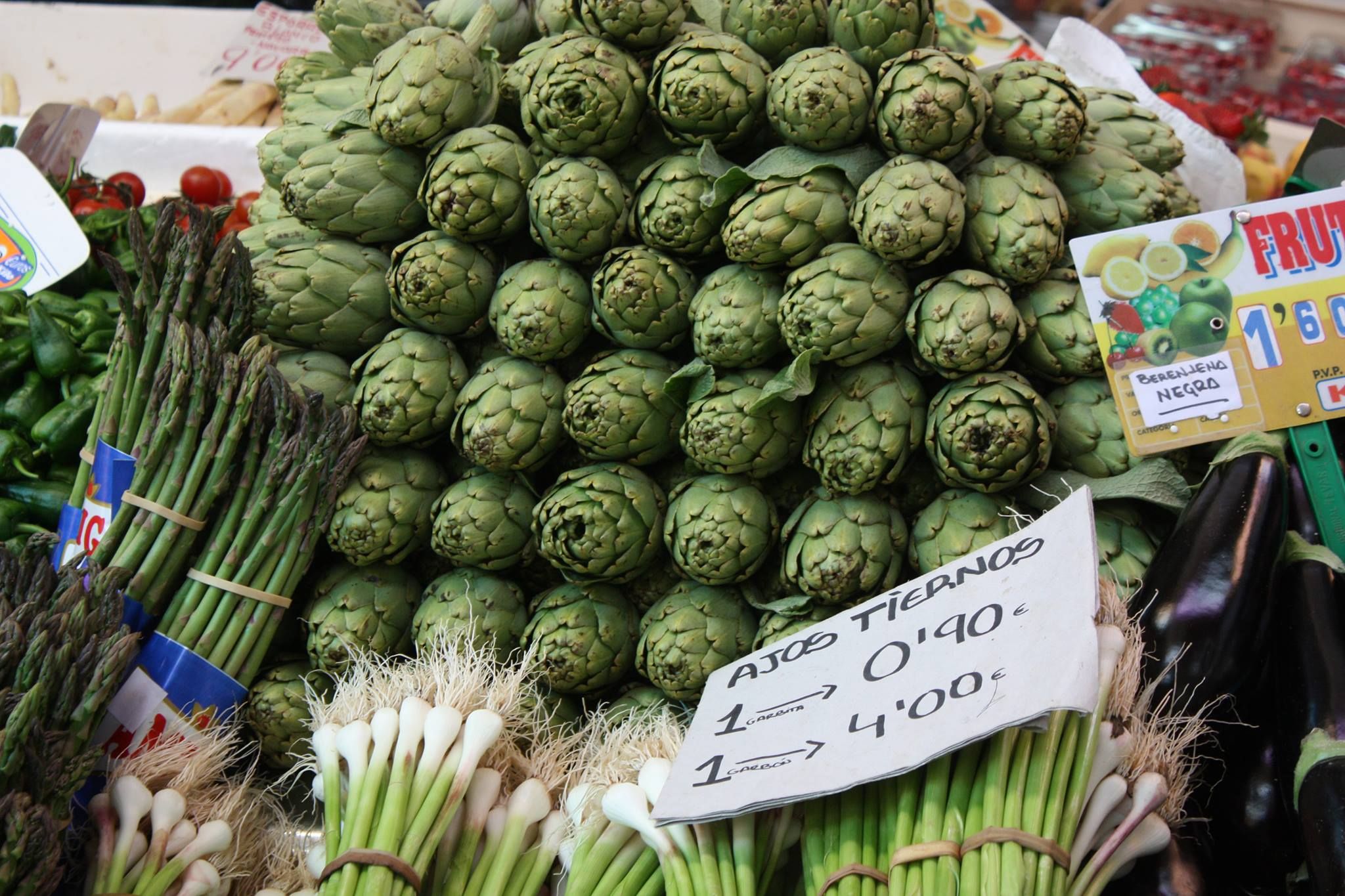 Artichokes and young garlic. | Artichoke, Spanish food, Cooking recipes