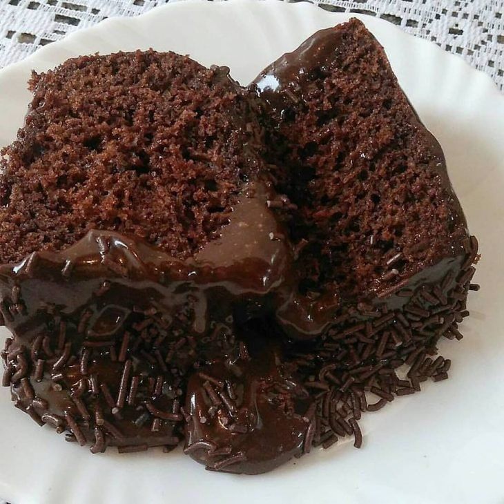 Bolo de chocolate molhadinho - Receiteria Sin Gluten, Cupcakes, Confectionery, Cake Recipes, Pastry, Brownie, Deserts, Diet, Candy
