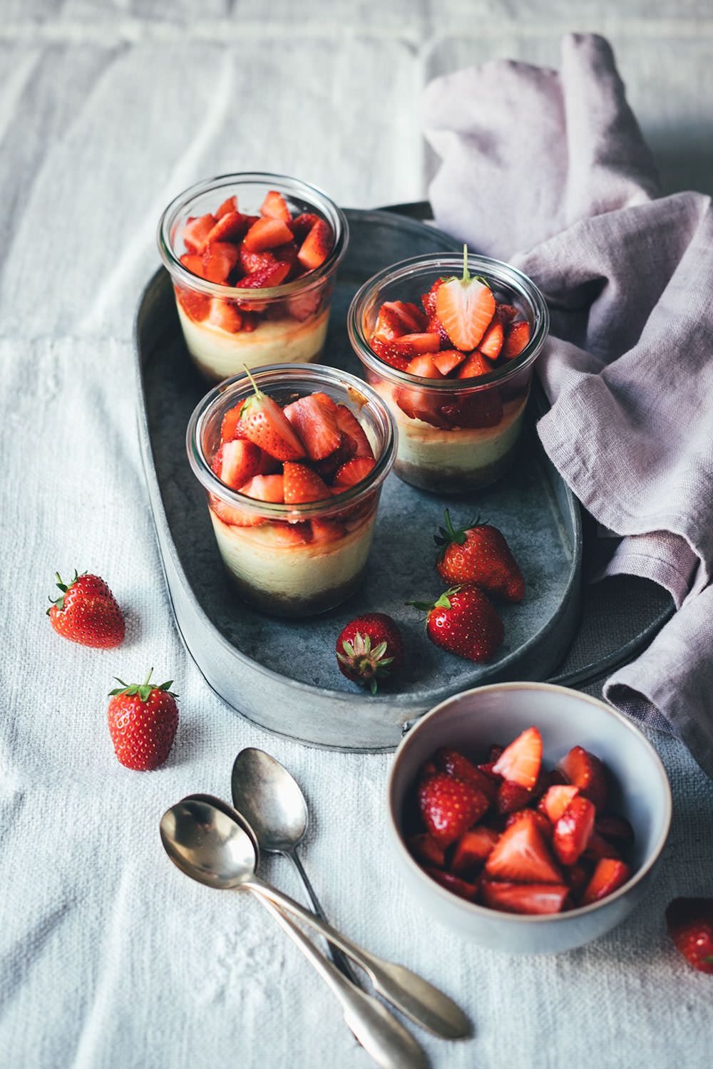Kleine Erdbeer-Cheesecakes im Glas