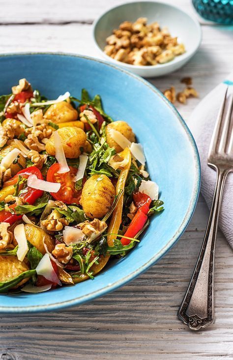 Bunter Gnocchisalat mit Kirschtomaten, Rucola, Paprika und Walnüssen #walnutsnutrition