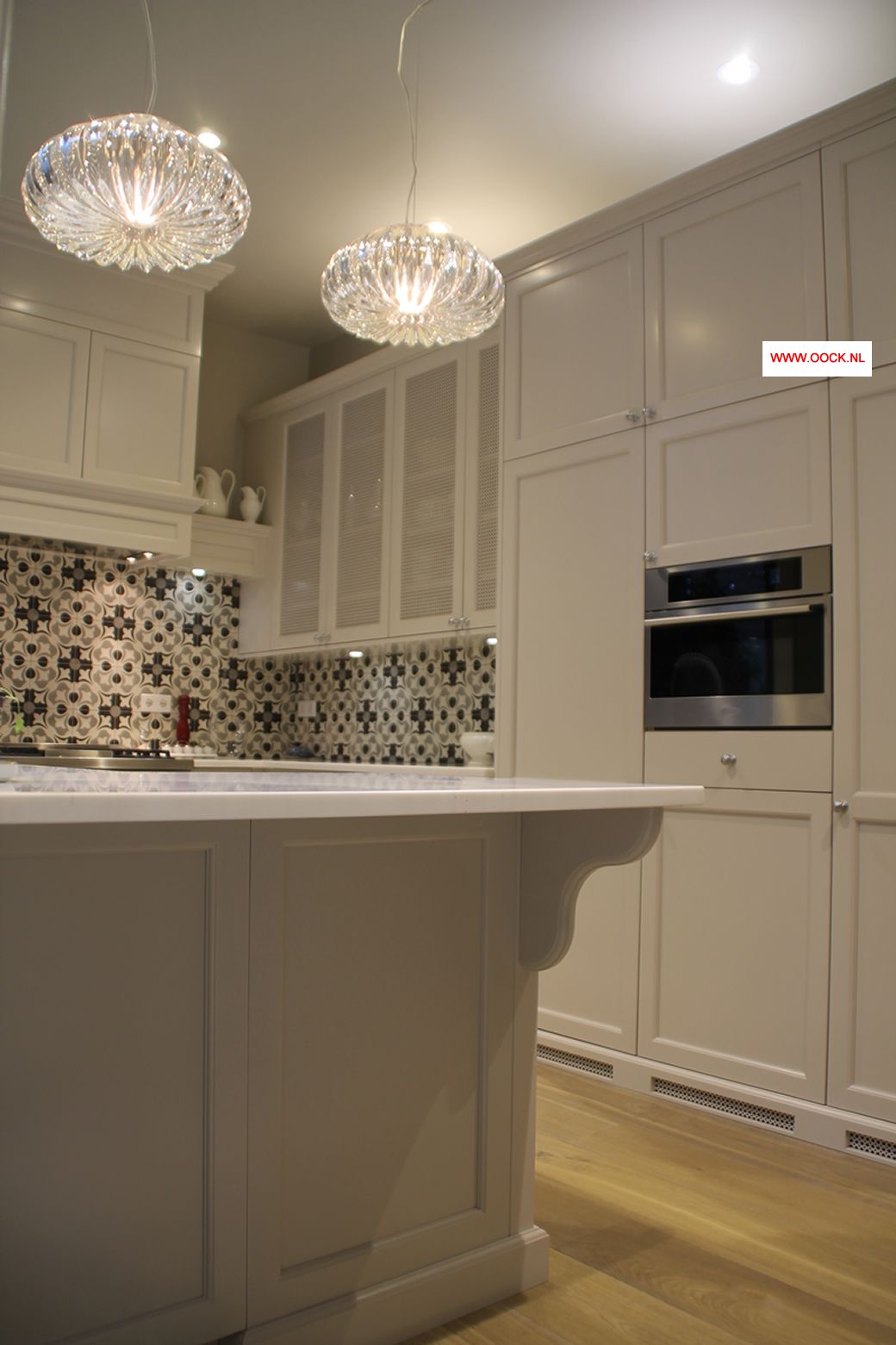 Maatwerk klassieke keuken: overzicht lange zijde met keukeneiland daarvoor. Details zitten in de mooie paneeldeuren en het gebruik van duurzame materialen als massief hout. Keukenblad in marmer. - Custom made country style kitchen. Overview picture, details in nice panelling, good combination with tiles. Marble kitchen top gives nice contrast with the floor. Functional kitchen island. Country Kitchen, Kitchen Island, Marble, Home Decor, Island Kitchen, Decoration Home, Room Decor, Granite, Marbles