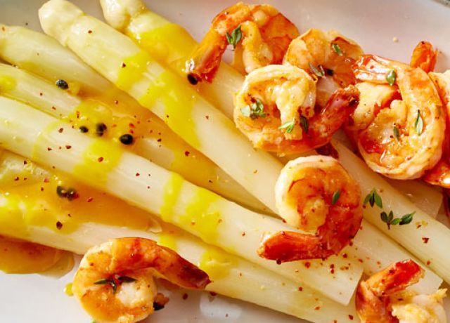 Weißer Spargel mit Maracujasoße und Garnelen