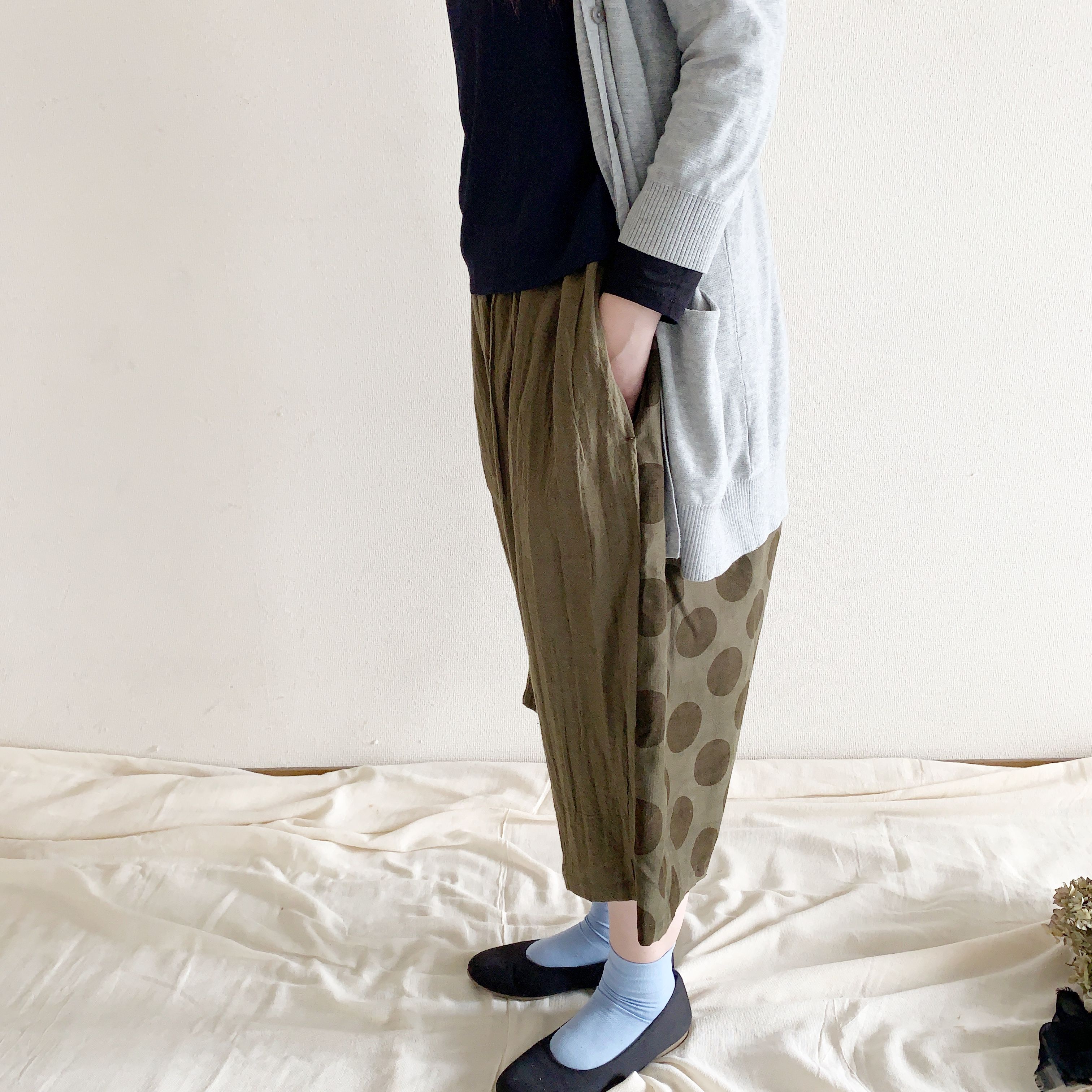 徳島の作家un son vert (アンソンヴェール)さんの サルエルパンツがバトンに登場しました。 un son vertさんといえば タディングレースで注目されていますが、 実はサルエルパンツも凄いのです。 シルエットに定評があり、 有名な藍染職人さんから直接オファーが くるほどです( ・ᴗ・ ) ふんわりしていて、軽くて動きやすい サルエルパンツ。 この春、ベビロテなアイテムに なることでしょう♾ 𓎂𓎂𓎂𓎂𓎂𓎂𓎂𓎂𓎂𓎂𓃠𓎂𓎂𓎂𓎂𓎂𓎂𓎂𓎂𓎂𓎂 バトンHP https://www.baton1031.jp バトン販売サイト https://baton1031.theshop.jp/ Parachute Pants, Harem Pants, Fashion, Moda, Harem Trousers, Fashion Styles, Harlem Pants, Fashion Illustrations