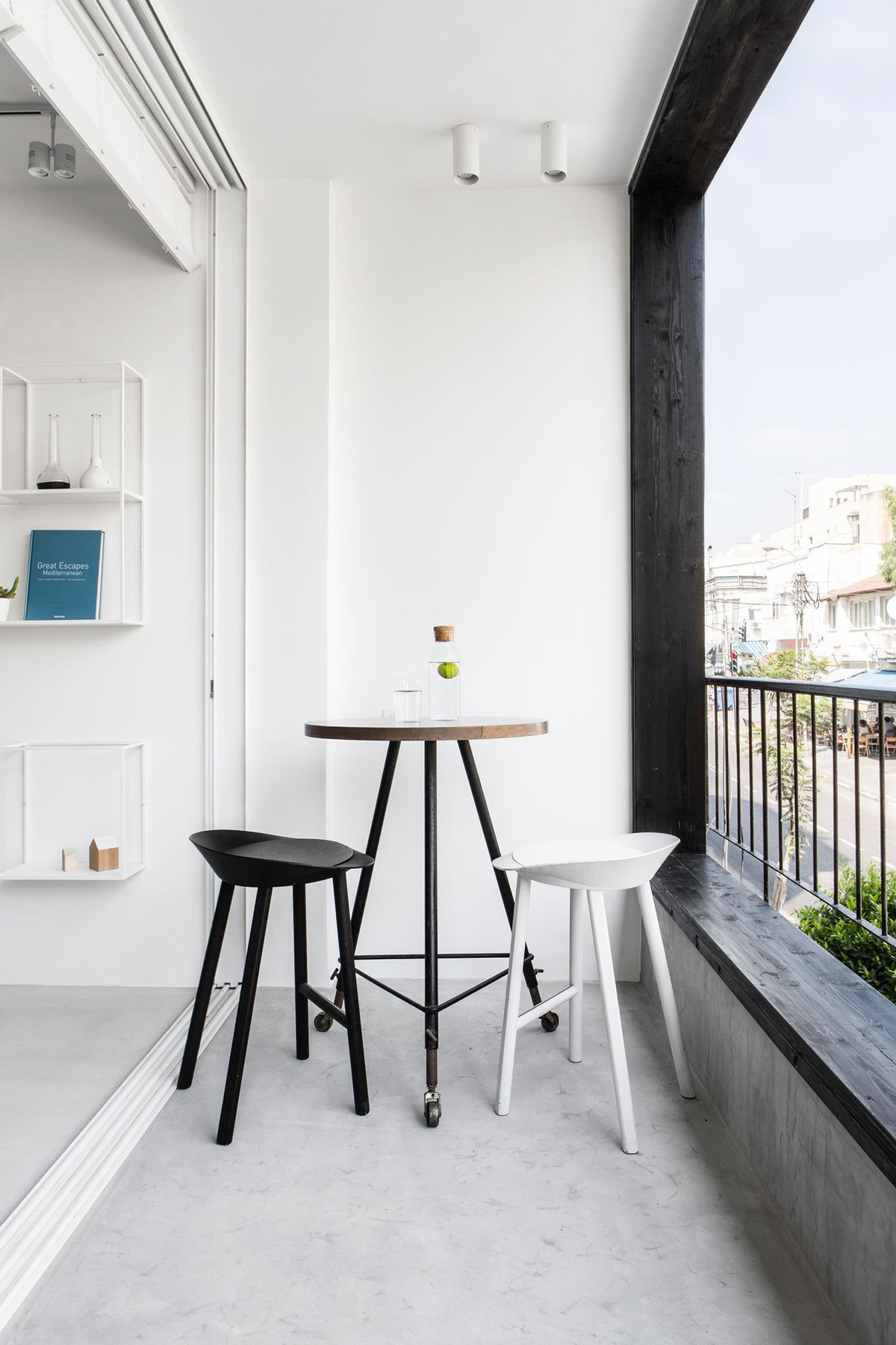 Comfortable and minimalist balcony design
