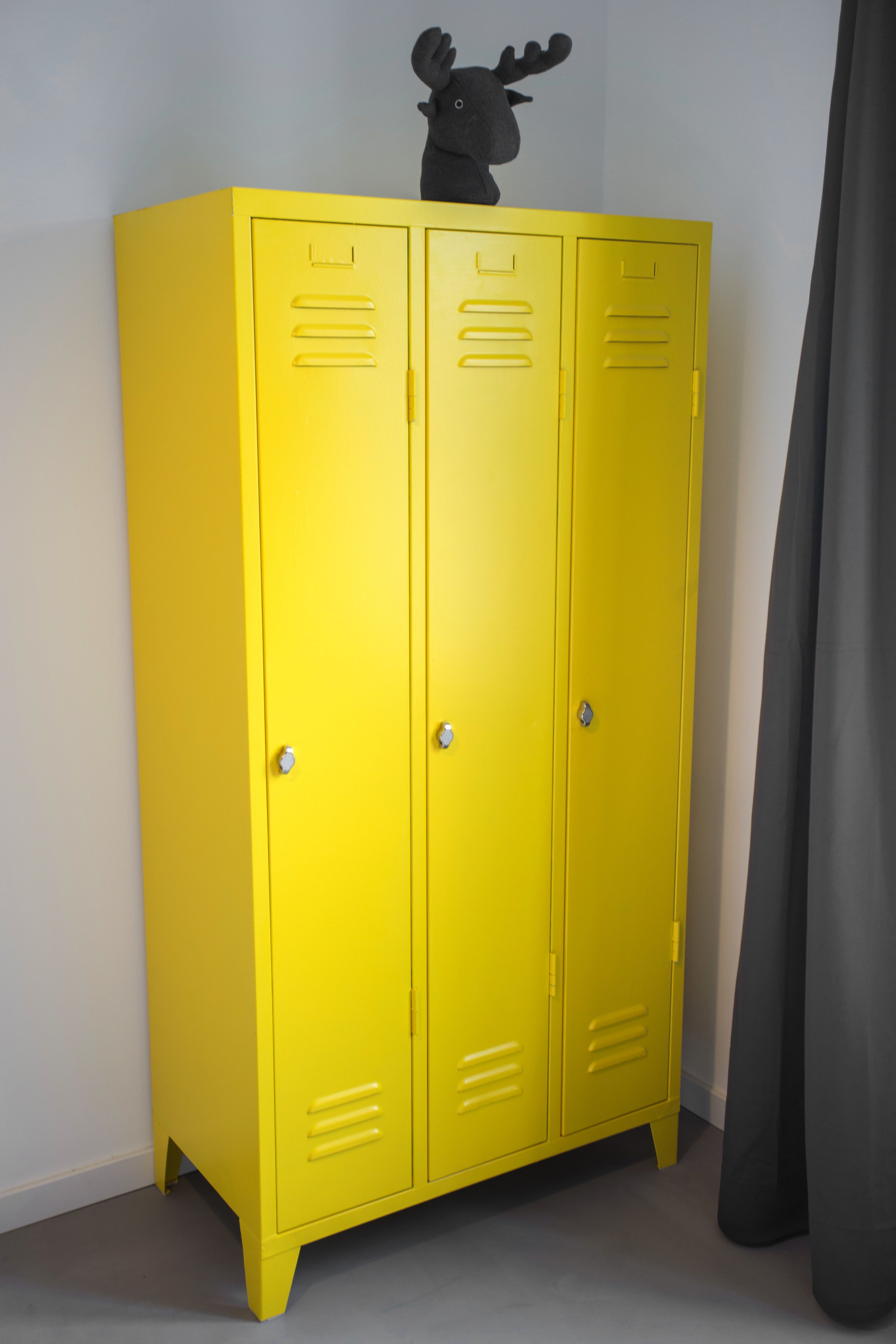 In april 2015 kregen wij voor een stadsvilla in Zwolle de opdracht het interieurontwerp van meerdere etages te maken en uit te werken in 3D: de BG, kinderkamers en de fotostudio. Een toffe uitdaging! Een paar maanden geleden mochten we tijdens de housewarming het resultaat bekijken. Interieurontwerp: Laura Hindriks Fotografie: Zien24 en Ingeborg Lukkien Colorful Furniture, Orange, Yellow, Lockers, Locker Storage, Cabinet, Interior Design, Home Decor, Clothes Stand