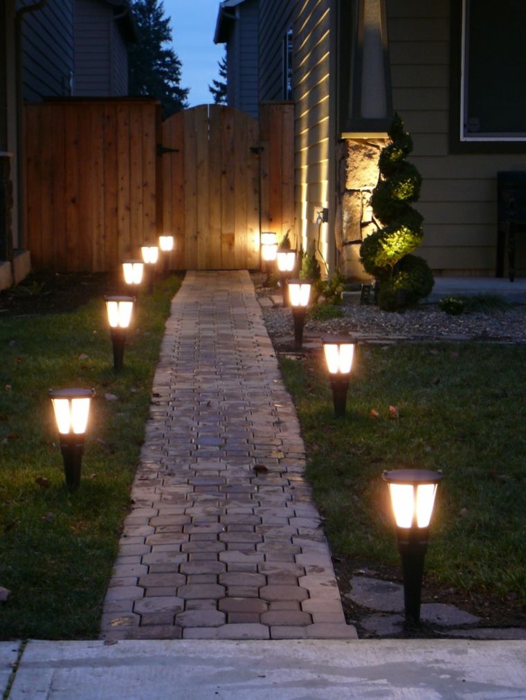 camino iluminado Garden Lighting Ideas Uk, Walkway Lighting, Outdoor Lighting Design, Landscape Lighting Design, Solar Pathway Lights, Outdoor Landscape Lighting, Backyard Lighting, Solar Lights Garden, Garden Ideas