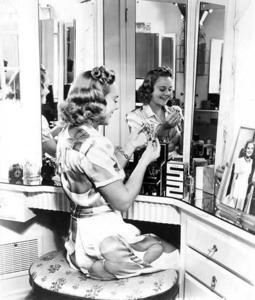 Sonja Henie at her dressing table on Delfurn Dr. This room belonged to Joely Fisher throughout her childhood, and was haunted by Henie, who constantly opened the built-in dressing table's drawers. Hollywood Vanity, Old Hollywood Style, Old Hollywood Glamour, Golden Age Of Hollywood, Classic Hollywood, Joely Fisher, Vanity Table Vintage, Bebe Daniels, Bessie Love