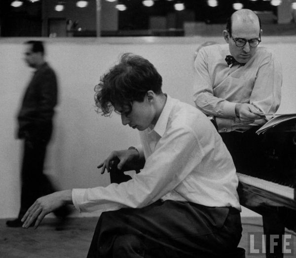 i used to have photos from this shoot framed on my wall. he looked posessed in those pictures. something came through him. Glenn Gould by Gordon Parks for LIFE. Gordon Parks Photography, Street Photography, Photography Music, Photography Lessons, Walker Evans, Sebastian Bach, The Secret History, Recording Studio, Life Magazine