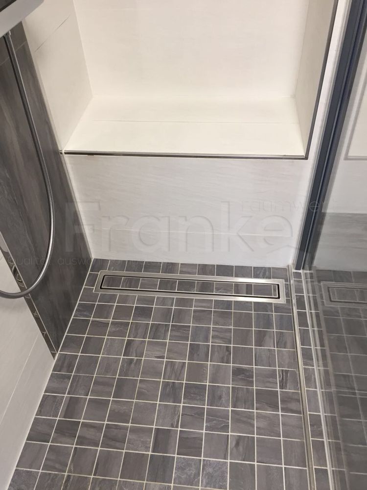 Schlüter Ablaufrinne in einer Dusche. Mosaikfliesen