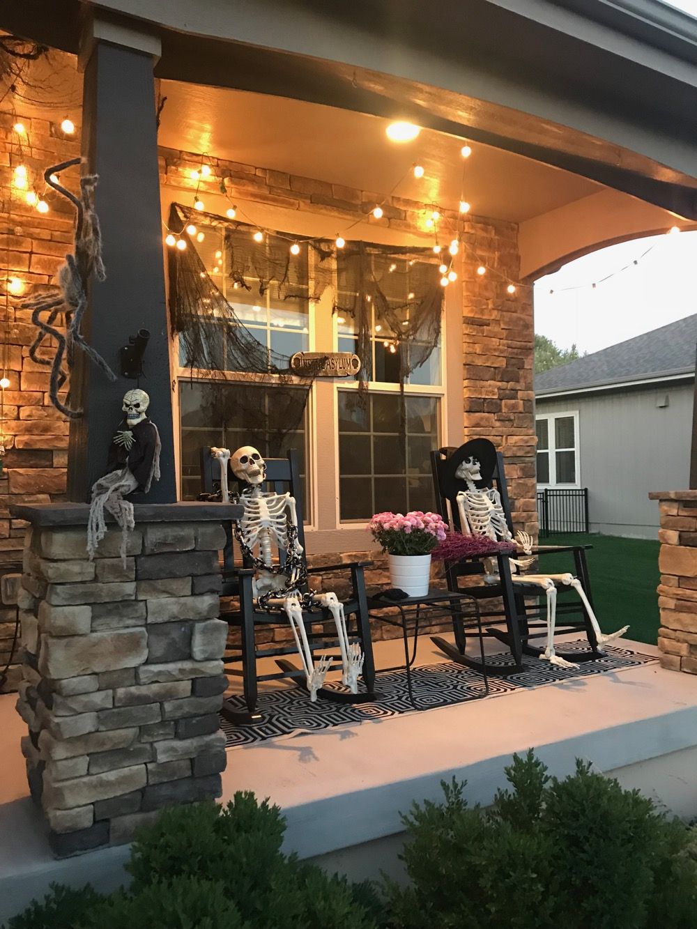 Halloween Front Porch Decor - Life Love Larson Halloween Outside, Halloween Front Porch Decor, Farmhouse Halloween, Fete Halloween, Fall Halloween Decor, Diy Halloween Decorations, Fall Front Porch Decor Farmhouse, Halloween Entryway, Fall Front Porch Decor Ideas