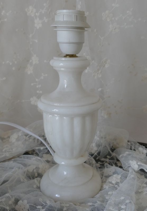 Pied de lampe en albâtre pour une décoration shabby chic Pied de lampe en albâtre pour une décoration shabby chic