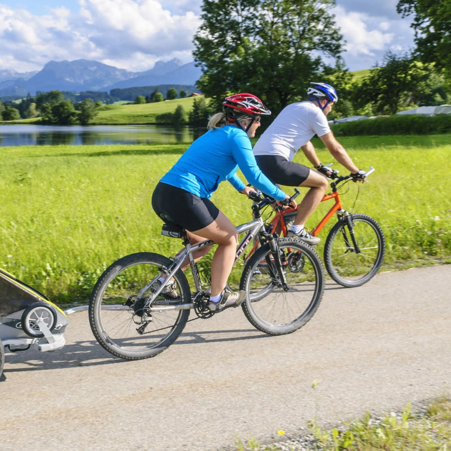 Solange Kinder noch nicht selbst Radfahren können, fahren sie im Fahrradanhäng...