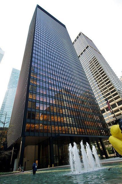 El Edificio Seagram de Mies Van der Rohe en Nueva York, es 