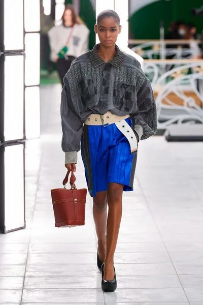 Louis Vuitton Spring 2021 Ready-to-Wear Fashion Sh Louis Vuitton Spring 2021 Ready-to-Wear Fashion Sh