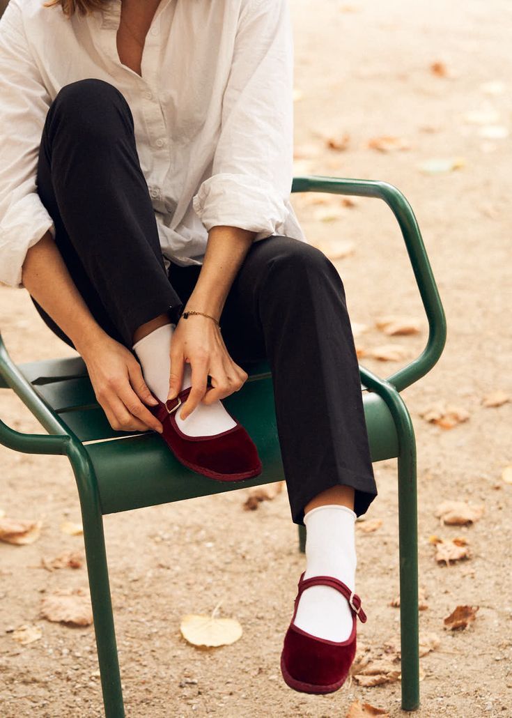 Authentiques Friulane, fabriquées à la main en Italie. Aussi réputées à Venise que les espadrilles en Espagne, les Friulane sont des chaussures en velours cousu sur une semelle en pneu. Souples, légères et élégantes, elles sont portées par les gondoliers, la gentry et tous les amoureux du beau... #maryjane #furlane #papusse #friulane #burgundy Bordeaux, Dress Like A Parisian, Espadrilles, Velvet Shoes, Overdressed, Mary Jane Shoes, Pants Outfit, Mary Janes, Capri Pants