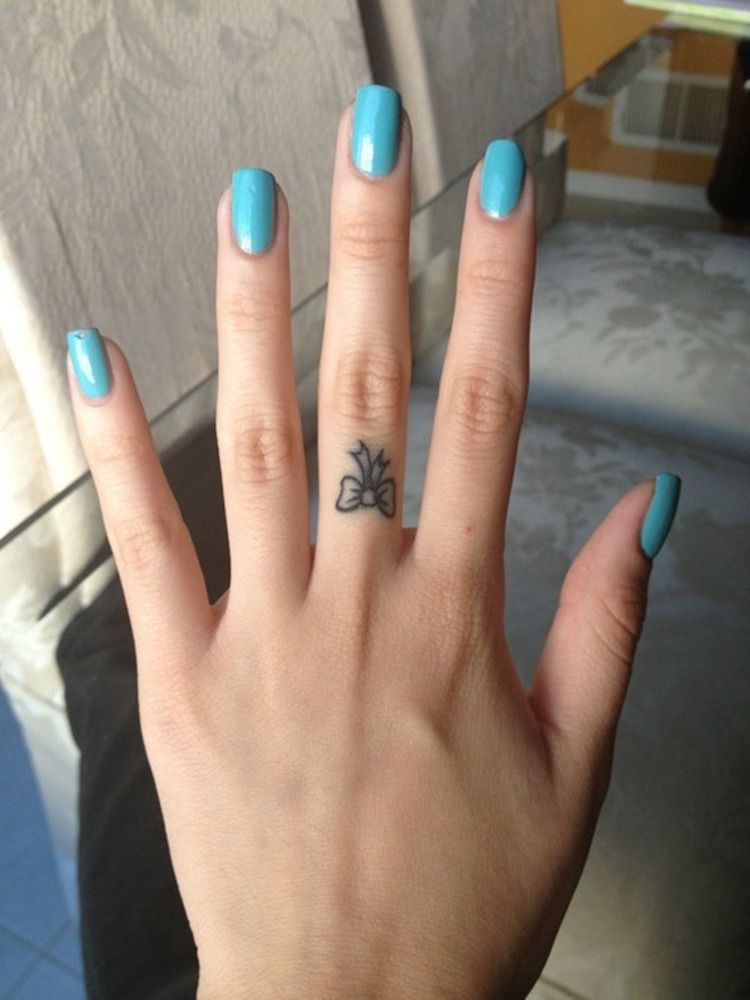 tatouage doigt femme et homme- petites idées à grand symbolisme