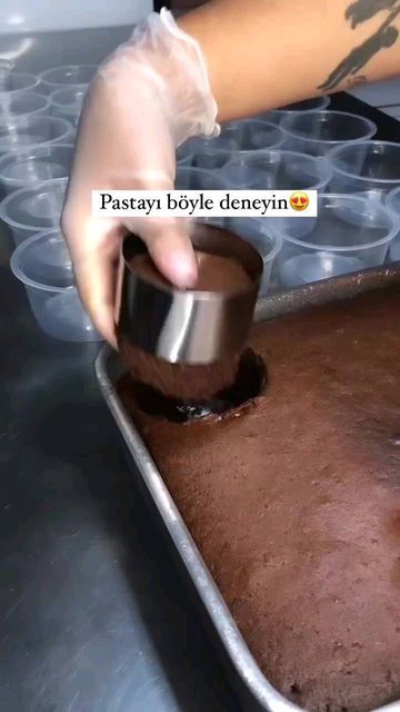 @keybanukitchen on Instagram: "Pastayı böyle denemediyseniz mutlaka deneyin 😍Videomu görenlerden yoruma kalp istiyorummm canımlar ❤️💝 🥰Sunumu tadı herşeyi muhteşem 💃Sayfama destek için beni takip edip videomu beğenmeyi unutmayınızz 🌸🙏 Kek için 3 yumurta 1 su bardağı şeker güzelce köpük olana kadar çırpın . Daha sonra 1 su bardağı süt,1 su bardağı sıvıyağ,1 vanilya ekleyip güzelce karıştırın . Malzemeler birbirine iyice karıştıktan sonra iki su bardağı un ,1 paket kabartma tozu,3 yemek kaşı Pasta, Instagram, Pasta Recipes, Pasta Dishes