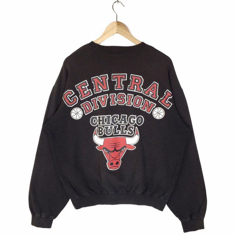 Vintage Nba Chicago Bulls Sweatshirt Large Logo Chicago Bulls Sweatshirt L Size By Clockworkthriftstore Chicago Bulls Sweatshirt Sweatshirts Logo Chicago Bulls