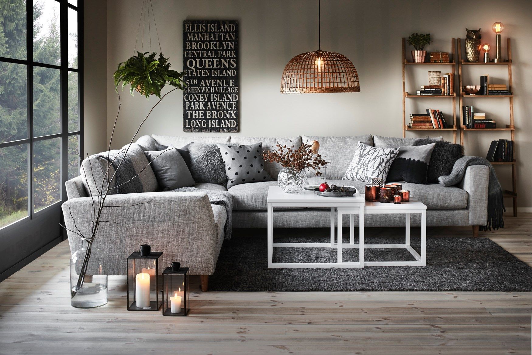 Mysigt vardagsrum m. grå soffa såklart och massa goa kuddar ...
