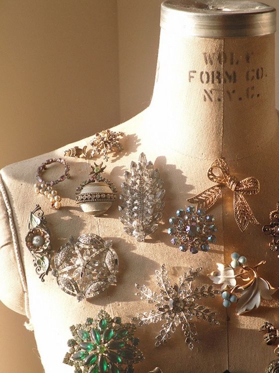 Pull out your gorgeous vintage brooches that you inherited from your grandmother! This post will inspire you to start wearing them in ways you would have never thought! Jewelry Accessories, Fashion Accessories, Fashion Jewelry, Jewelry Design, Deco Jewelry, Tribal Jewelry, Antique Brooches, Antique Jewelry, Vintage Jewelry