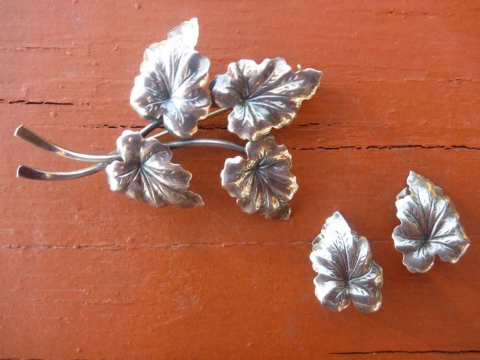 Online veilinghuis Catawiki: "Niels Erik FROM" Vintage, Danish designer sterling silver set , Denmark, ca. 1960 - Height and width of earrings: 20 * 13 mm - Height and width of broche: 60 * 40 mm Nils, Erik, Denmark, Danish, Stud Earrings, Width, Height, Sterling Silver, Design
