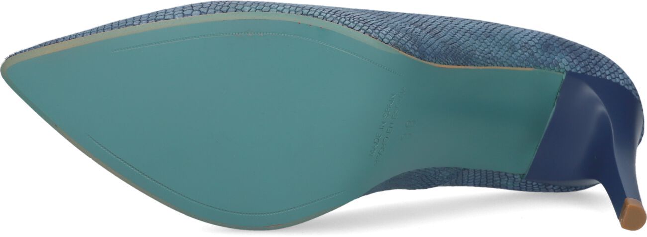 Het Spaanse merk Giulia wenst iedere vrouw een paar fantastische kleurrijke en comfortabele pumps waarin zij zich op en top vrouw voelt. Door het eenvoudige maar mooie ontwerp combineer je deze pump met puntige neus onder al je outfits! Dit model G.8.Giulia is aan de buitenkant gemaakt van blauw lederlook met kleurnuances en reptielstructuur en heeft een kunststof naaldhak van zo'n 8 cm hoog uitgevoerd in dezelfde kleur. Het binnenwerk is leer gevoerd, heeft een vast voetbed en is afgewerkt met Pumps, Products, Pumps Heels, Pump Shoes, Gadget, Heel Boot, Slipper