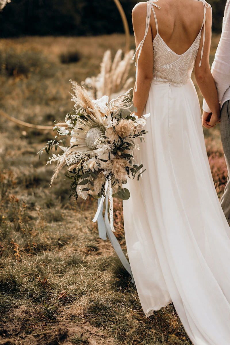 Bohemian Brautstrauß Inspiration mit weißer Königsprotea