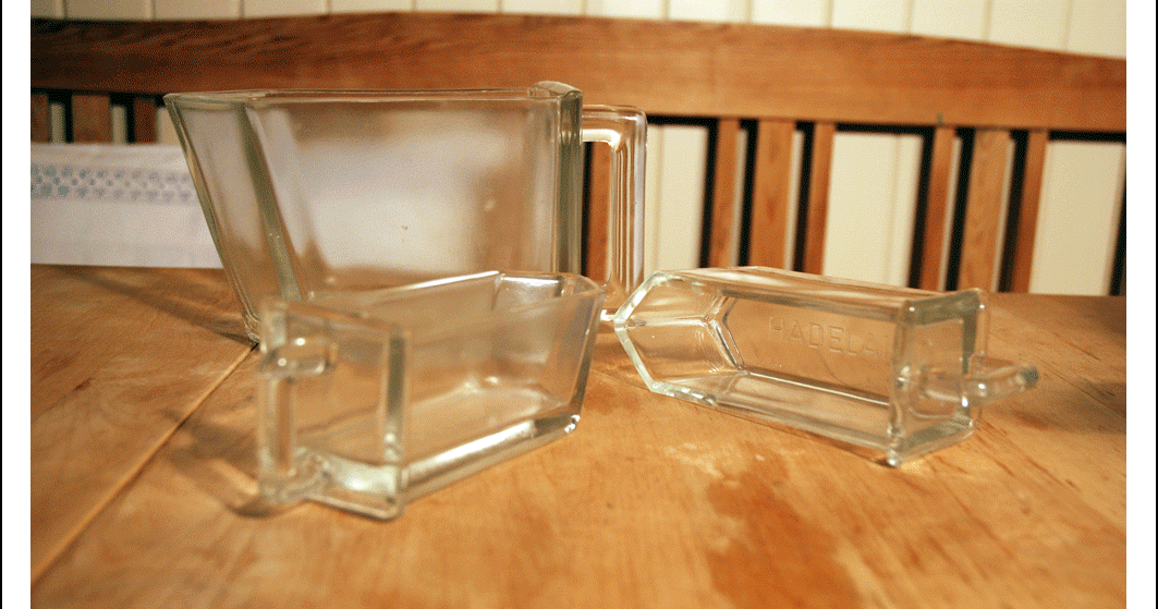 Livet i Fattighuset: Tidenes gave Ghost Chair, Give, Glass, Furniture, Home Decor, Decoration Home, Drinkware, Room Decor, Corning Glass