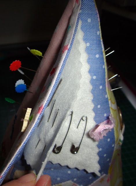 El taller de Naidú: Alfiletero piramidal de patchwork Vans High Top Sneaker, High Top Sneakers, Aged Care, Vans Sk8, Pin Cushions, Sewing Crafts, Projects To Try, Crafty, Ideas