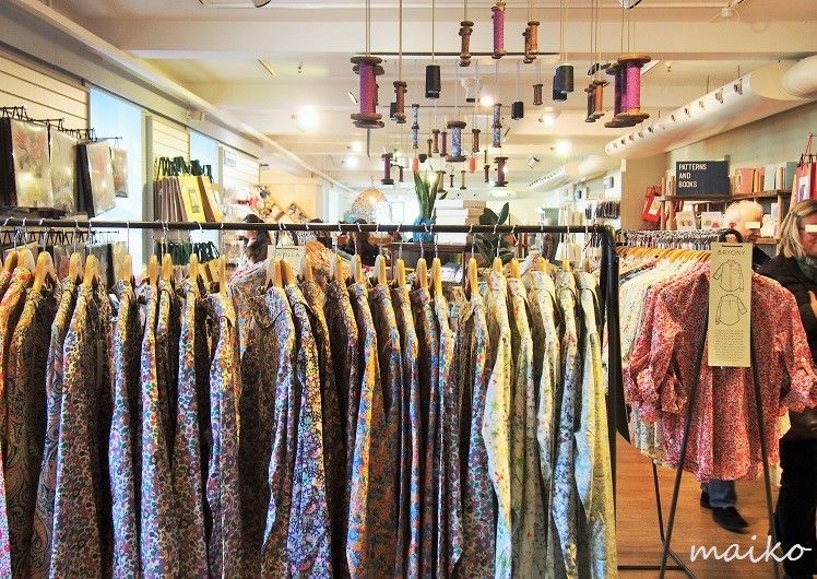 世界 海外のハンドメイド事情 リバティプリントとは ハンドメイダーの憧れ ロンドン Liberty リバティ百貨店 訪問記とクリスマス イギリス編 Vol 6 ハンドメイドの図書館 ハンドメイド情報サイト クリスマス イギリス リバティ百貨店 ロンドン 世界 海外のハンドメイド事情 リバティプリントとは ハンドメイダーの憧れ ロンドン Liberty リバティ百貨店 訪問記とクリスマス イギリス編 Vol 6 ハンドメイドの図書館 ハンドメイド情報サイト クリスマス イギリス リバティ百貨店 ロンドン