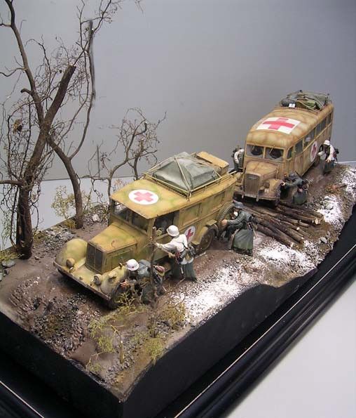 Der schwarze Sockel mit den Geländerahmungen betont das Diorama selber. An die freie Fläche kommt dann das Dioramaschild. Miniature Cars, Miniature Figures, Wiking Autos, Scale Model Building, Girls Dollhouse, Military Action Figures, Tin Can Crafts, Military Modelling, Model Planes
