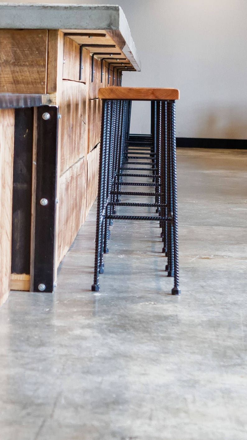 Bar Height Промышленная арматура и восстановленный деревянный | Etsy Bar Chairs Diy, Diy Bar Stools, Industrial Bar Stools, Bar Height Stools, Table Height, Unique Bar Stools, Dining Chairs, Room Chairs, Industrial Wood