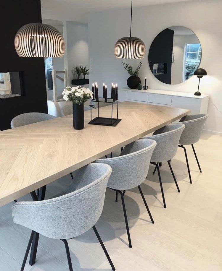 I like the color of table, buffet, and mirror. #stoelen