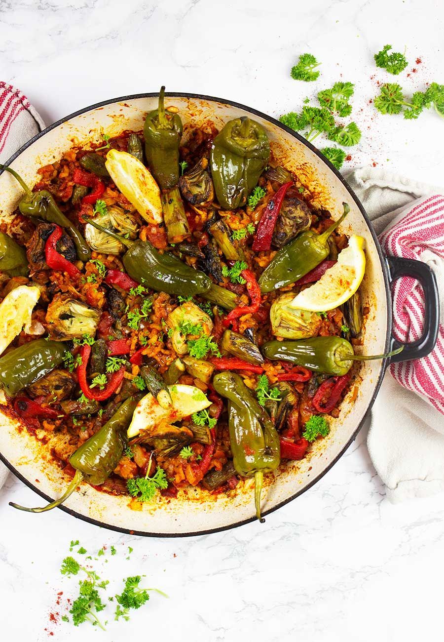 Easy paella recipe with greens that is quick and simple, full of healthy green vegetables, authentic, perfect for al-fresco dining and totally plant-based. | The Anti-Cancer Kitchen #paella #veganpaella #plantbased #cleaneating Vegan Lunch Recipes, Gluten Free Recipes For Dinner, Vegan Dinners, Veggie Recipes, Healthy Dinner Recipes, Clean Eating Dinner, Clean Eating Snacks, Clean Eating Recipes, Paella Recipe Easy