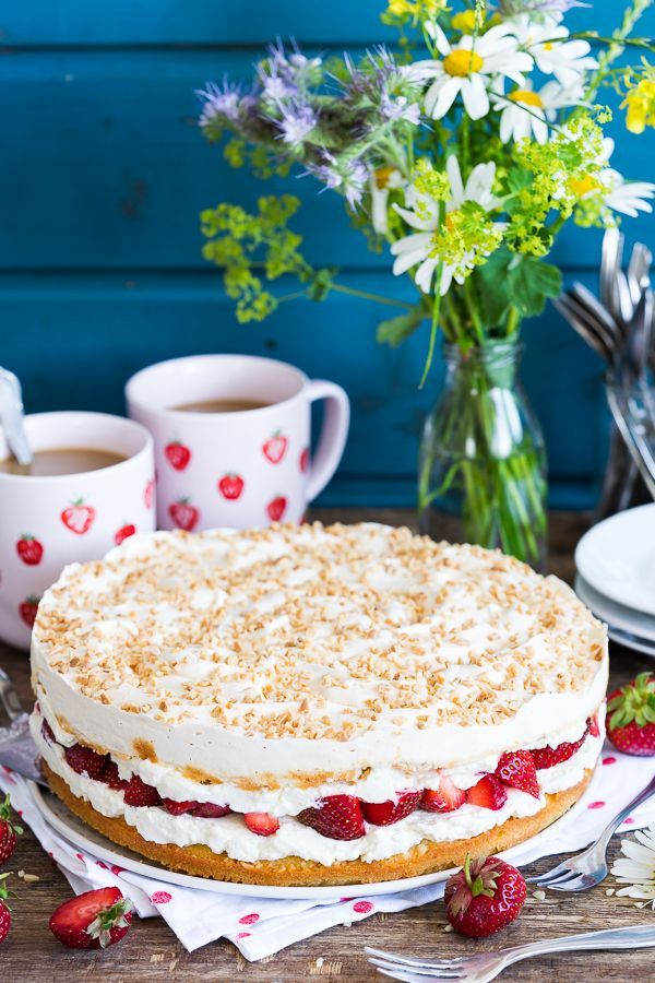 Midsommar Schwedische Kaffeetafel mit Sommerfrüchte Kuchen und Mandel ...