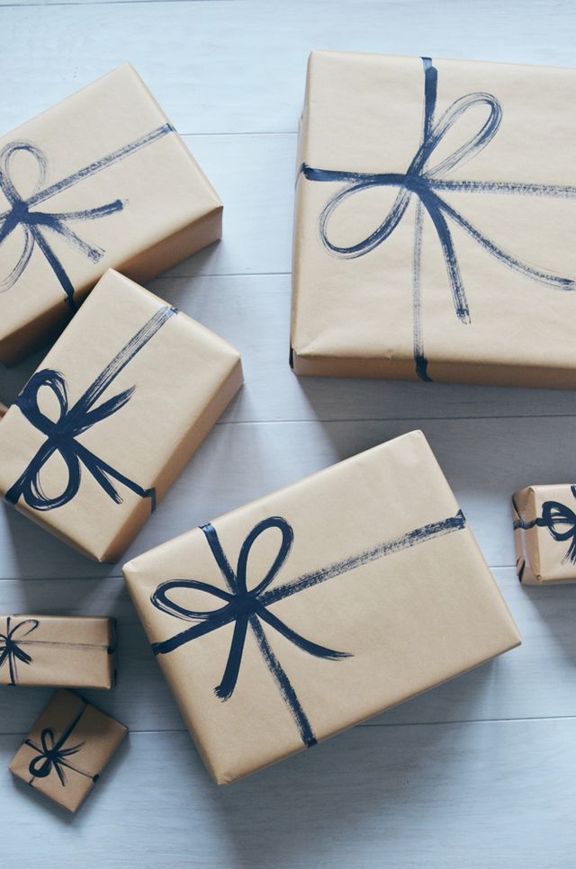 ideas para envolver regalos Creative Gift Wrapping, Present Wrapping, Creative Gifts, Diy Birthday Gift Wrapping Ideas, Gift Wrapping Ideas For Christmas Brown Paper, Simple Gift Wrapping Ideas, Japanese Gift Wrapping, Perfect Gift Wrapping, Creative Things