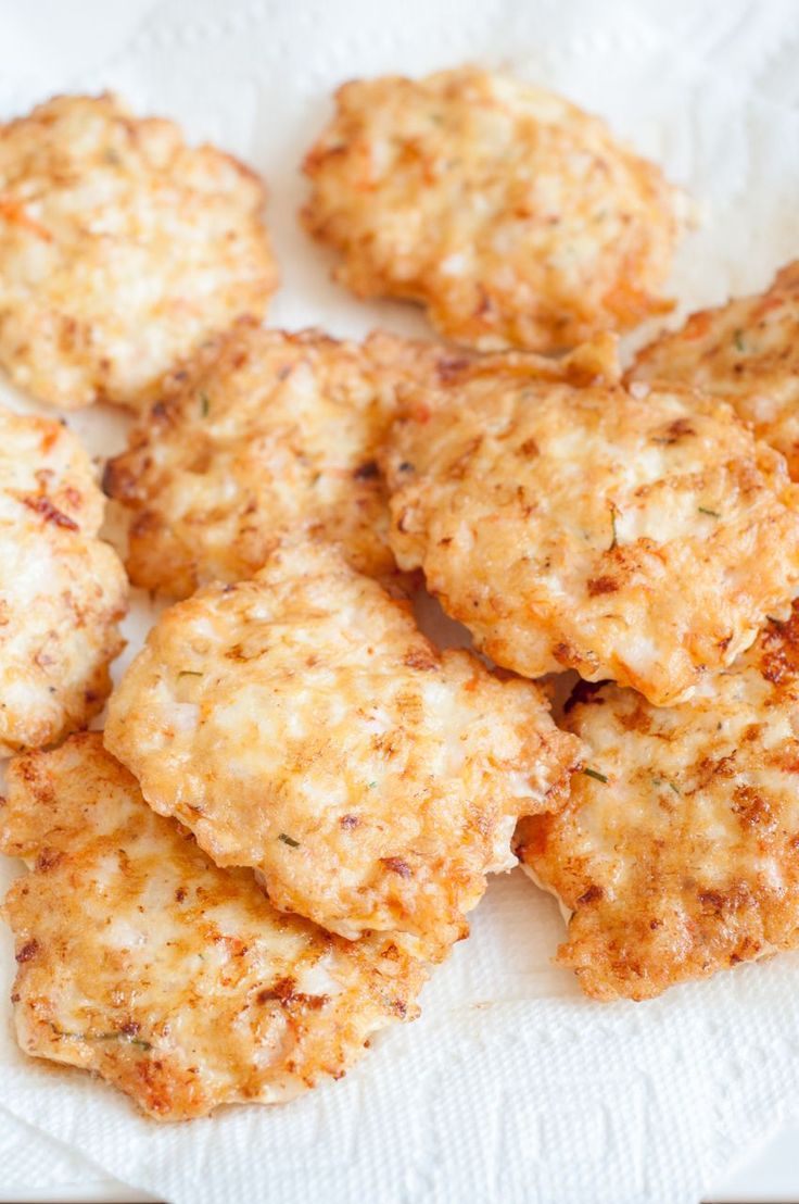 Shrimp Cakes. These crispy shrimp cakes are easy to make and the perfect appetizer or TV snack. #appetizer, #seafood Shrimp Dishes, Fish Dishes, Shrimp Recipes, Fish Recipes, Appetizer Recipes, Shrimp Appetizers, Asian Recipes, Sweet Recipes, Snacks