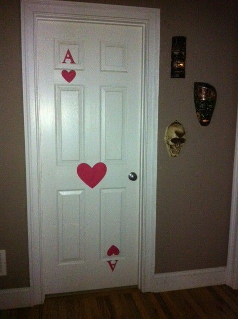 Ever since my husband and brother taught my sons how to play Texas Hold 'Em, they've been wanting to invite their friends over for a Boys Poker Night- so I thought a Boys Poker Night Birthday Party could be a fantastic party theme for a tween! If all of the kids already know how to play poker- awesome! But if not, there are lots of less complicated card games that you can play at the party instead. Here's exactly how this tween birthday party unfolds: Game Night Decorations, Casino Party Decorations, Casino Theme Parties, Party Themes, Ideas Party, Game Night Parties, Casino Party Games, Parties Kids, Mad Tea Parties