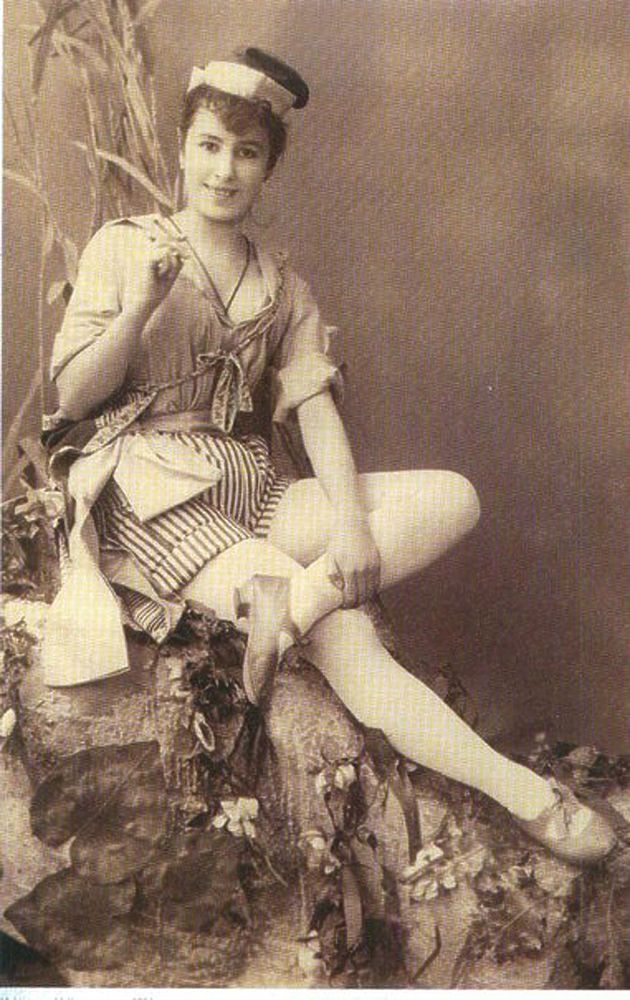 Матильда Кшесинская и цесаревич Николай: история в фотографиях Matilda, Tsar Nicholas, Victorian Women, Old Photos, Ballerina, Royalty, Statue, Olds, History