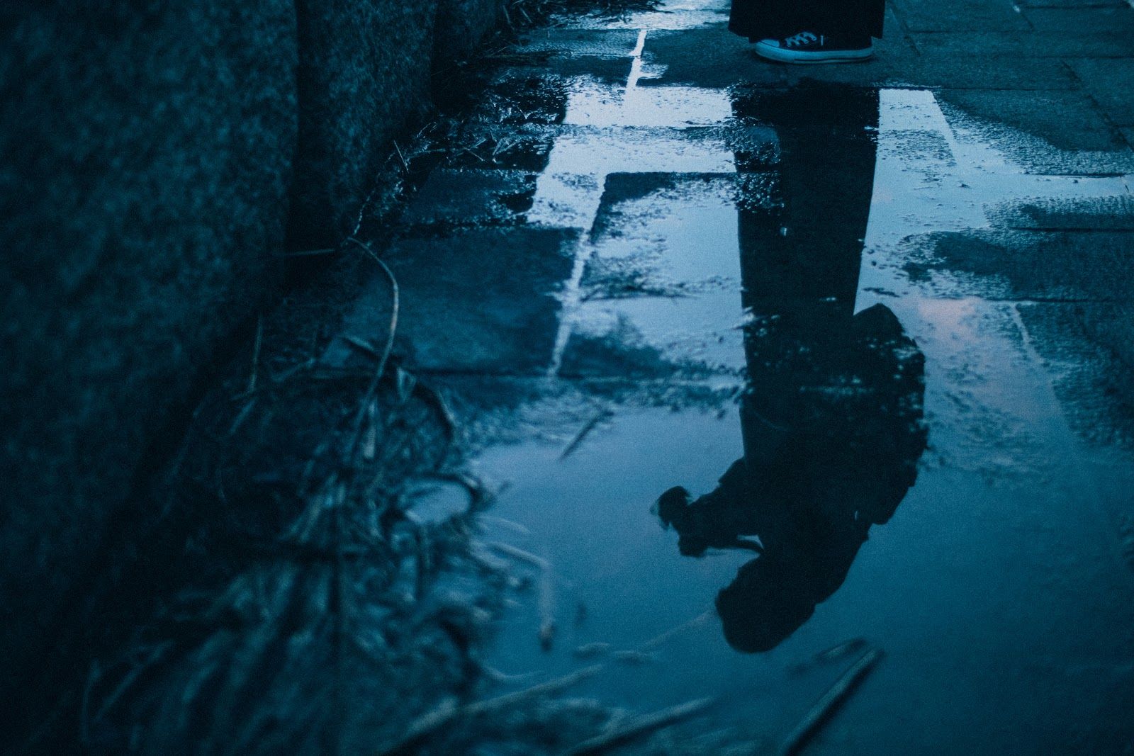 リフレクションを極めろ 雨上がりの空と水たまりと写真と Photoli フォトリ フォトスポットで素敵な写真を 空イラスト 雨の写真 写真 構図 リフレクションを極めろ 雨上がりの空と水たまりと写真と Photoli フォトリ フォトスポットで素敵な写真を 空イラスト 雨の写真 写真 構図