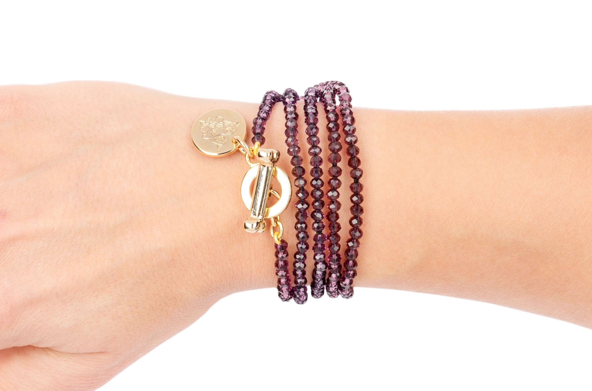 Brazalete vielle en color morado, para conectar con tu lado más femenino. Los brazaletes Vielle están elaborados a mano nudo a nudo y han sido especialmente diseñados para los amantes de los animales y realizados con cristales facetados. Bangles, Jewelry, Fashion, Gold Bathroom, Faceted Crystal, Girly, Lovers, Bracelets, Moda